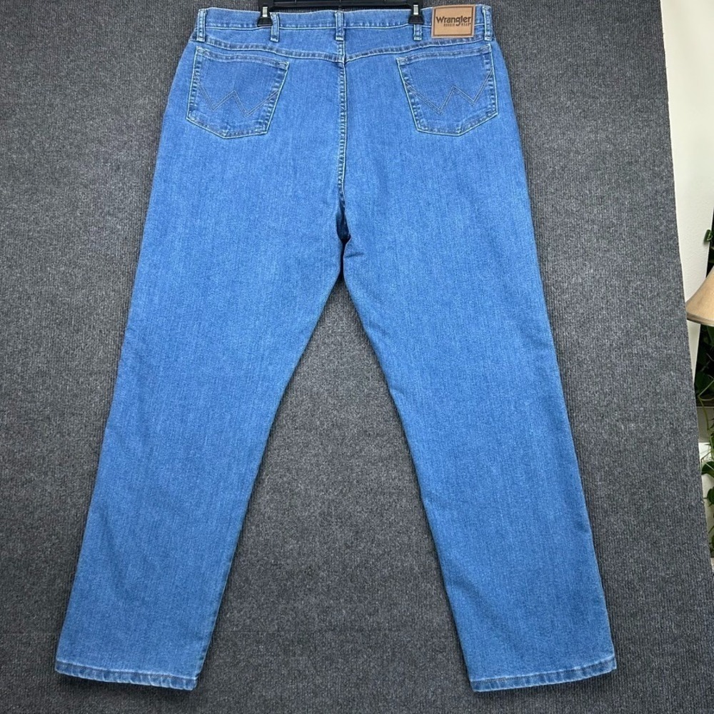 Wrangler Rugged Wear Jeans Mens 44x32 Blue Medium Wash Straight Denim Cowboy - Picture 3 of 12